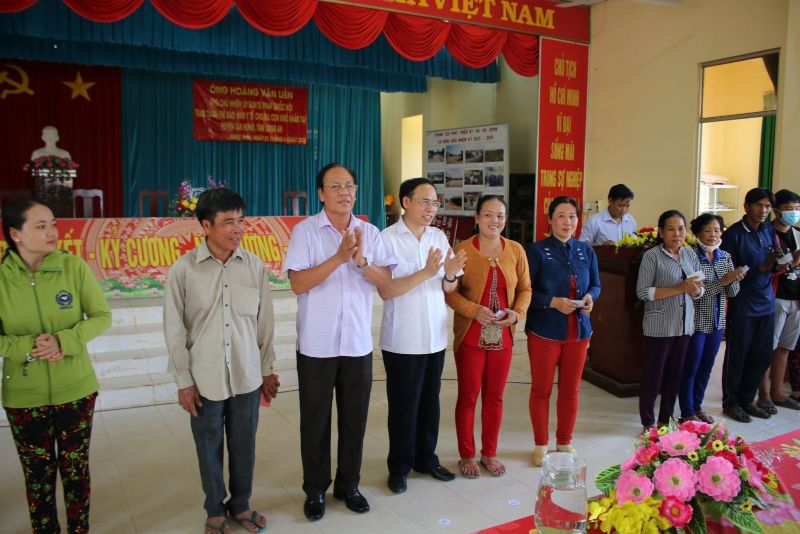 Ông Hoàng Văn Liên trao thẻ bảo hiểm y tế tại huyện Tân Hưng.jpg